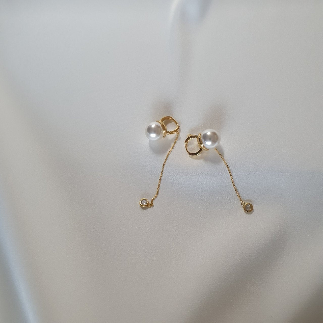 BOLD PERL EARRING